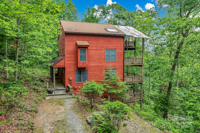 214 Laurel Mountain Trl, Saluda, NC 28773 - rustic home with a balcony and dirt driveway
