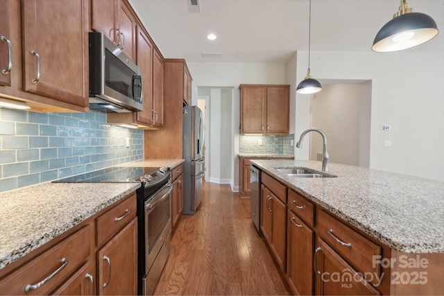 467 Granite Lake Ct, Denver, NC 28037 - kitchen with stainless steel appliances, a sink, wood finished floors, and light stone counters
