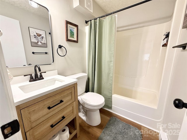 109 Beechwood Ln, Beech Mountain, NC 28604 - bathroom featuring wood finished floors, toilet, vanity, shower / tub combo, and a textured ceiling