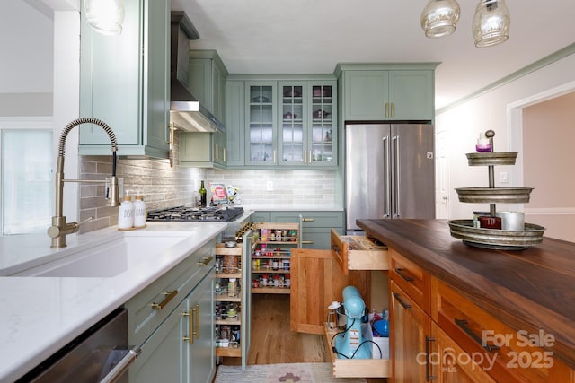 211 Southfork Dr, Belmont, NC 28012 - kitchen featuring stainless steel appliances, green cabinets, a sink, and wood finished floors