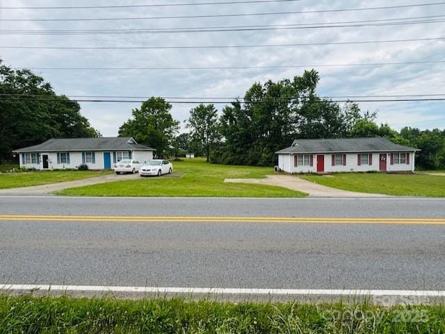 single story home featuring a front yard and driveway