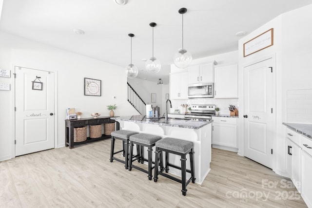 711 Bellmouth Rd, Clover, SC 29710 - kitchen featuring stainless steel appliances, a sink, decorative backsplash, and a kitchen breakfast bar