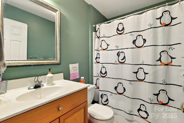 bathroom with toilet, vanity, and curtained shower
