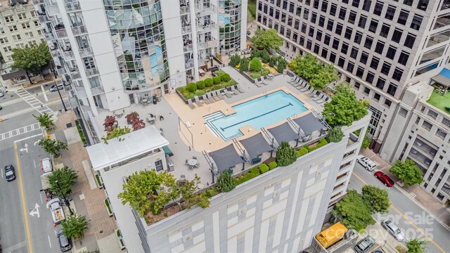 333 W Trade St Unit 1500, Charlotte, NC 28202 - bird's eye view of a pool and apartment complex