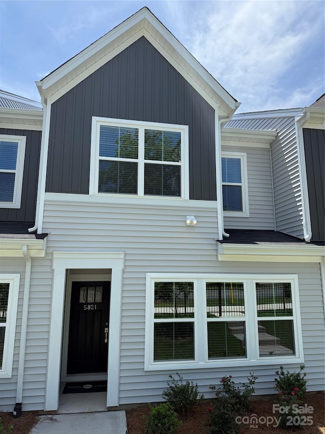2910 Sloan Dr, Charlotte, NC 28208 - view of front of home featuring board and batten siding