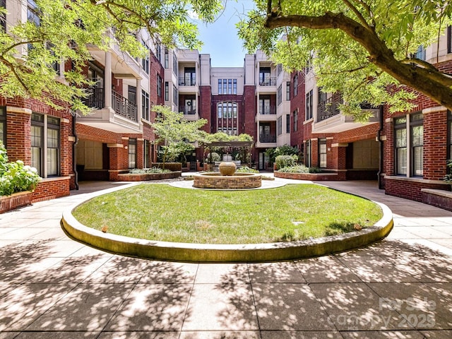2810 Selwyn Ave Unit 104, Charlotte, NC 28209 - surrounding community with a yard