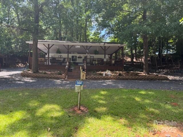 view of front of house featuring a porch and a front yard