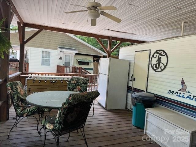 deck with ceiling fan