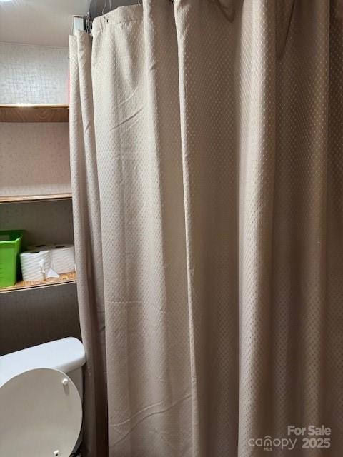 full bathroom with toilet