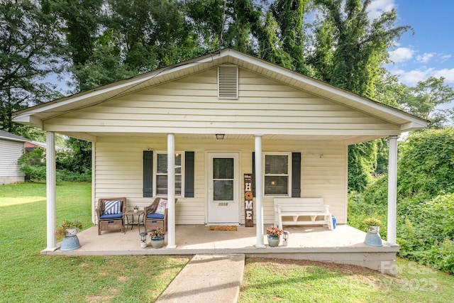 1016 W 10th Ave, Gastonia, NC 28052 - bungalow-style house with covered porch and a front lawn