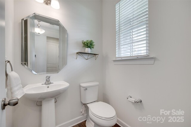 5836 Clan Maclaine Dr, Charlotte, NC 28278 - bathroom featuring toilet, plenty of natural light, and baseboards