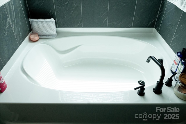 10100 Jack Nicklaus Dr, Lancaster, SC 29720 - bathroom view of a garden tub