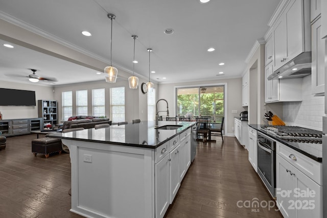 2414 Madeira Cir, Waxhaw, NC 28173 - kitchen with a sink, appliances with stainless steel finishes, dark countertops, crown molding, and a center island with sink
