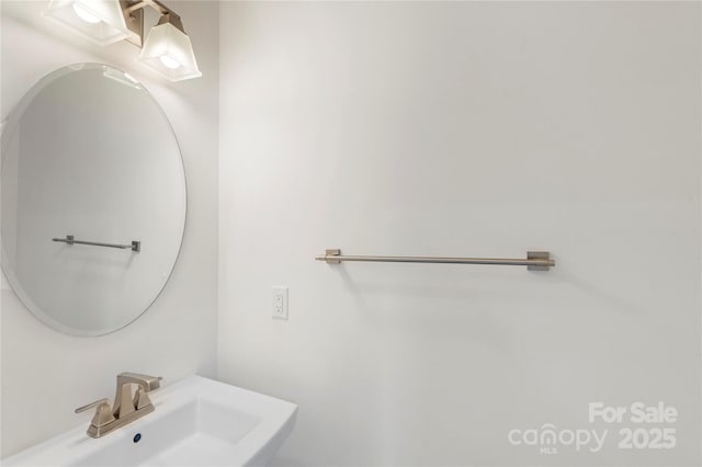 bathroom featuring a sink