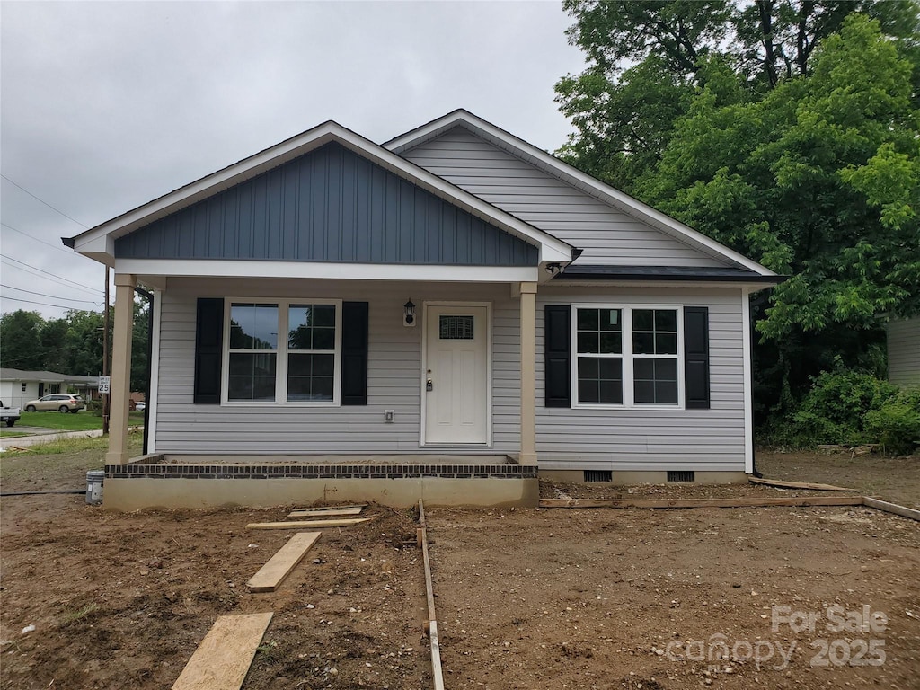 528 S Caldwell St, Salisbury, NC 28144 - bungalow-style house with a porch and crawl space