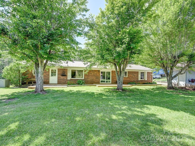 522 Bailey Mountain Rd, Mars Hill, NC 28754 - ranch-style home with a front yard and brick siding