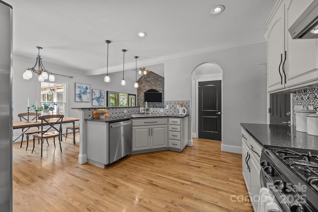 389 Ponderosa Cir, Mooresville, NC 28117 - kitchen with appliances with stainless steel finishes, a sink, backsplash, a peninsula, and lofted ceiling