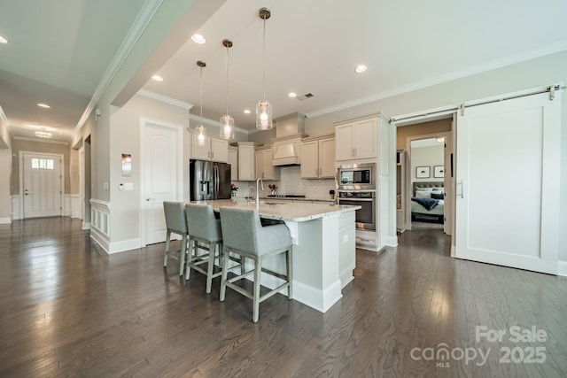 515 Lizzie Ln, Fort Mill, SC 29708 - kitchen featuring stainless steel appliances, crown molding, a breakfast bar area, dark wood-style flooring, and an island with sink