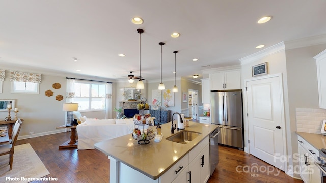 106 Noah Ln, Troutman, NC 28166 - kitchen with appliances with stainless steel finishes, a sink, a ceiling fan, crown molding, and recessed lighting
