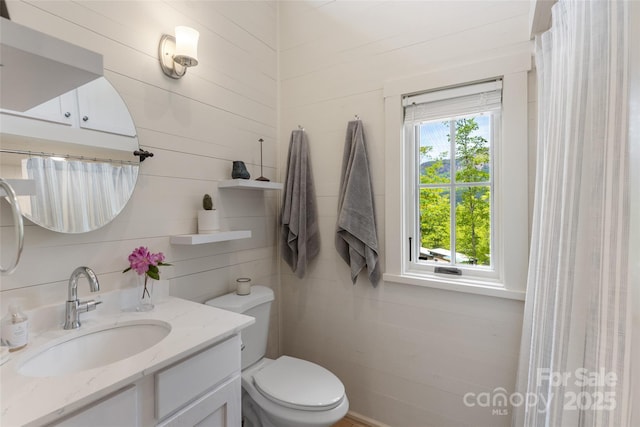 full bathroom with toilet, vanity, and curtained shower
