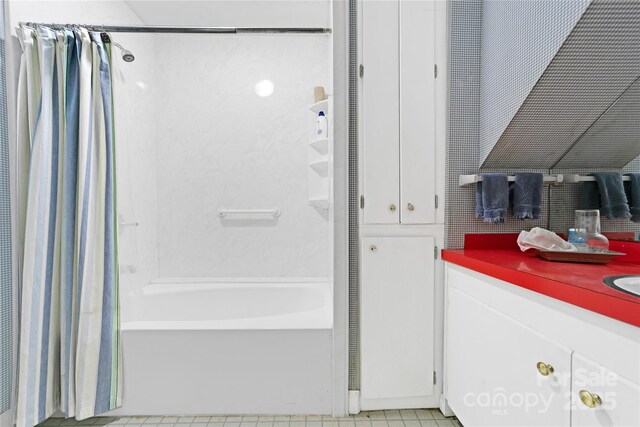 168 River Ridge Rd, Brevard, NC 28712 - full bath featuring shower / bathtub combination with curtain and vanity