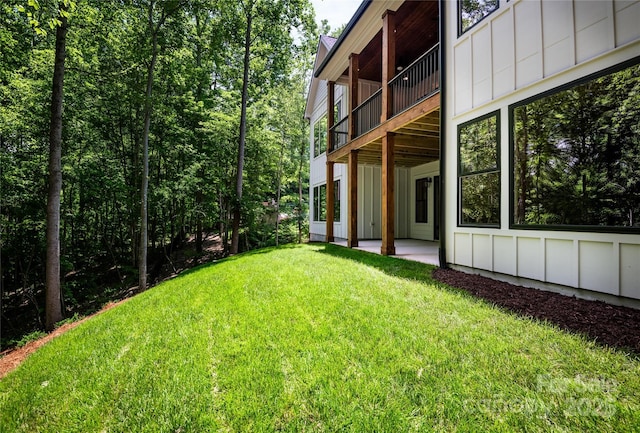 7703 Juniper Ln, Denver, NC 28037 - view of grassy yard featuring a balcony and a patio area