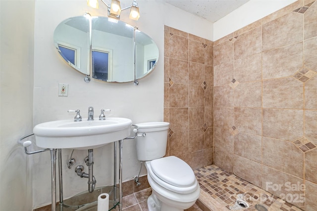 9139 Robert Frost Ln, Charlotte, NC 28213 - bathroom featuring toilet, a tile shower, and tile patterned flooring