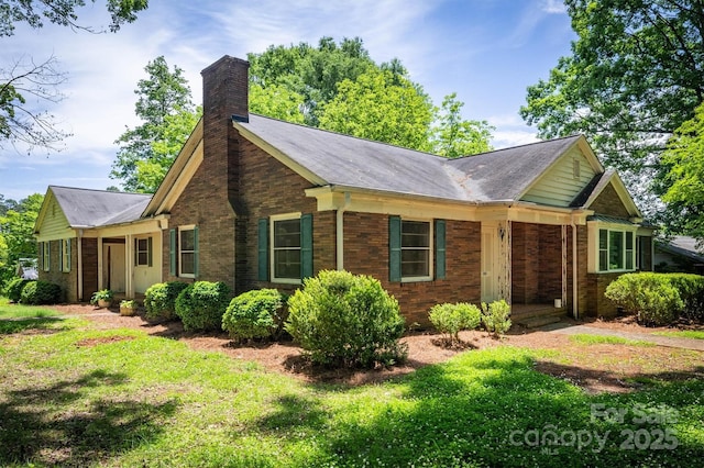 1503 Brentwood Dr, Newton, NC 28658 - view of front of house featuring a chimney, brick siding, and a front yard