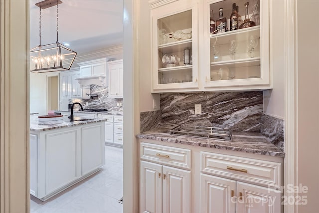 1056 James Madison Dr, Matthews, NC 28104 - bar featuring tasteful backsplash, a chandelier, pendant lighting, a sink, and custom range hood