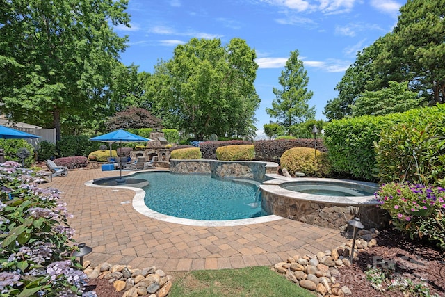 18718 Peninsula Cove Ln, Cornelius, NC 28031 - view of swimming pool with a patio area and a pool with connected hot tub