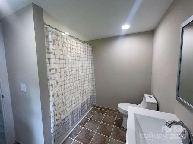 full bathroom featuring toilet, a shower with shower curtain, recessed lighting, and tile patterned flooring