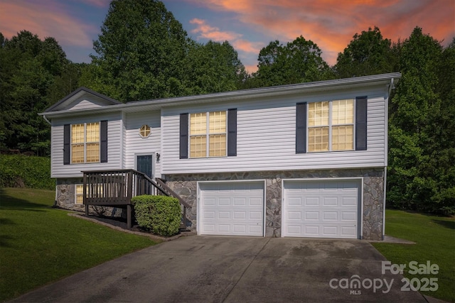 905 Severt Cir, Lenoir, NC 28645 - bi-level home featuring stone siding, an attached garage, driveway, and a front lawn