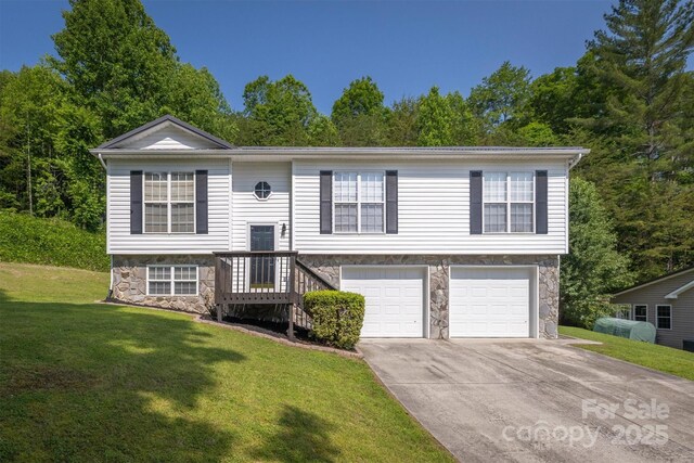 905 Severt Cir, Lenoir, NC 28645 - raised ranch featuring stone siding, driveway, a garage, and a front yard