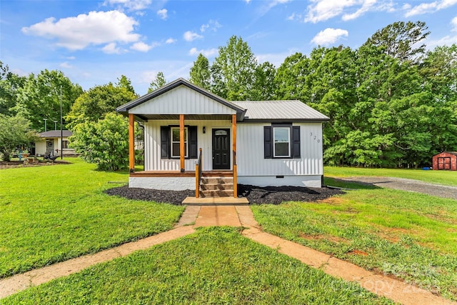 modern inspired farmhouse featuring covered porch, a front lawn, crawl space, and metal roof