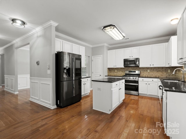 3038 Sterling Ct, Fort Mill, SC 29707 - kitchen featuring stainless steel appliances, a sink, a kitchen island, dark wood-style flooring, and dark countertops