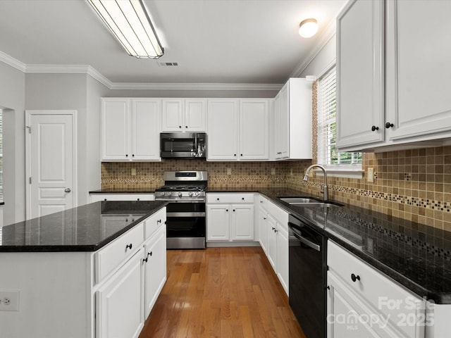 3038 Sterling Ct, Fort Mill, SC 29707 - kitchen with appliances with stainless steel finishes, a sink, white cabinetry, a kitchen island, and light wood-style flooring