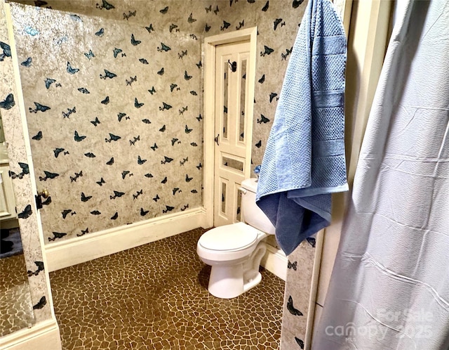 4689 Lakeview Acres Rd, Valdese, NC 28690 - bathroom with a shower with curtain and wallpapered walls