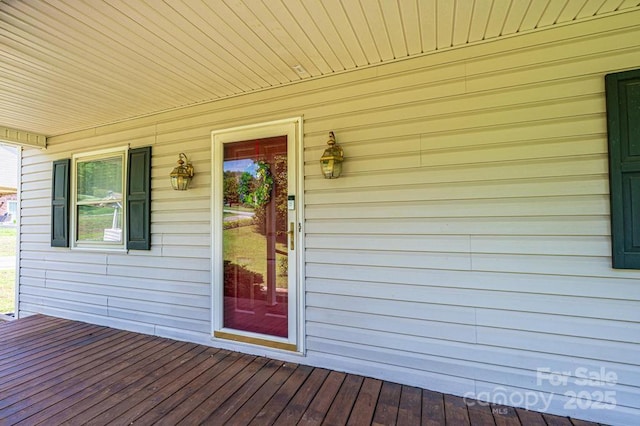 entrance to property featuring covered porch