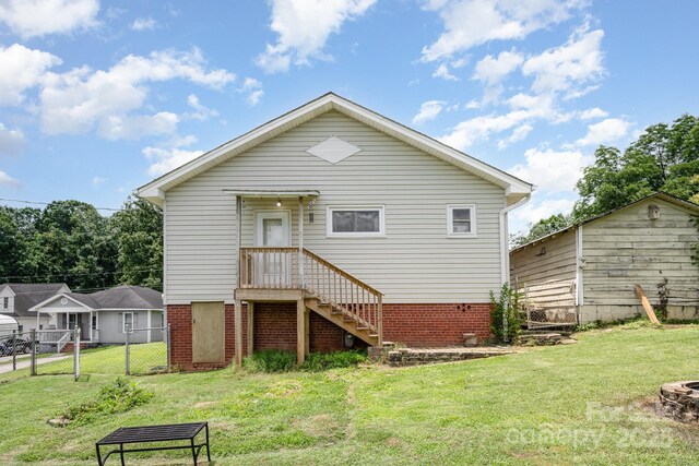 380 Woodlawn Ave, Cramerton, NC 28032 - back of property with a gate