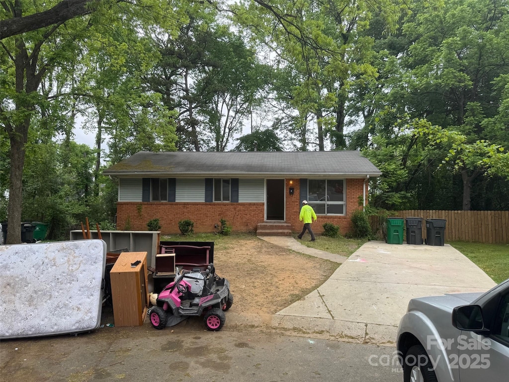 801 Davenport St, Charlotte, NC 28208 - ranch-style home featuring entry steps and brick siding