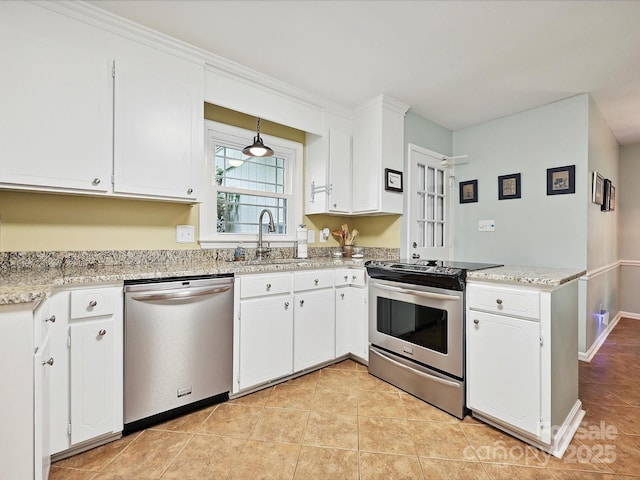 2911 Butter Churn Ln, Matthews, NC 28105 - kitchen featuring stainless steel appliances, a sink, a peninsula, and light tile patterned floors