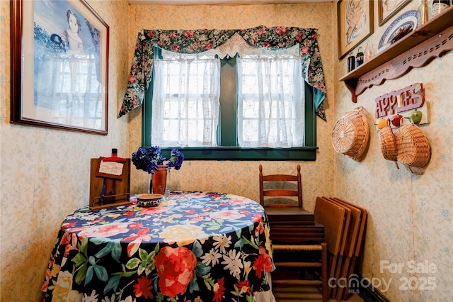 611 E Marion St, Shelby, NC 28150 - dining space with wallpapered walls
