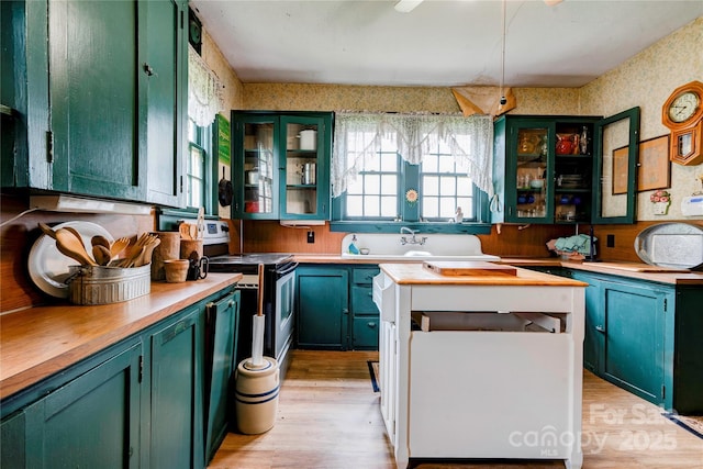 611 E Marion St, Shelby, NC 28150 - kitchen featuring electric stove, green cabinets, wallpapered walls, light wood-style flooring, and a sink