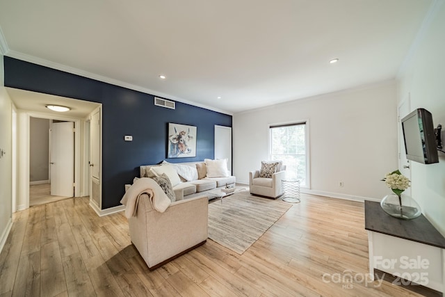 5927 Quail Hollow Rd Unit H, Charlotte, NC 28210 - living room featuring crown molding, light wood-type flooring, baseboards, and recessed lighting