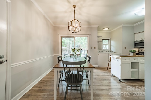 5927 Quail Hollow Rd Unit H, Charlotte, NC 28210 - dining space with washer and dryer, light wood finished floors, ornamental molding, a chandelier, and baseboards