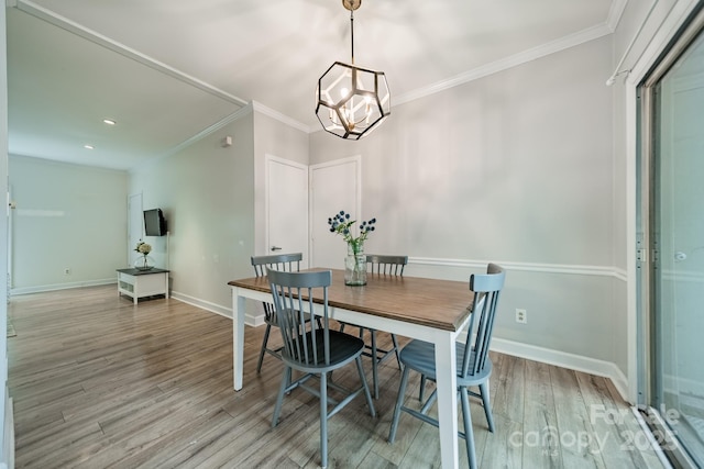 5927 Quail Hollow Rd Unit H, Charlotte, NC 28210 - dining room with a chandelier, light wood finished floors, ornamental molding, baseboards, and recessed lighting