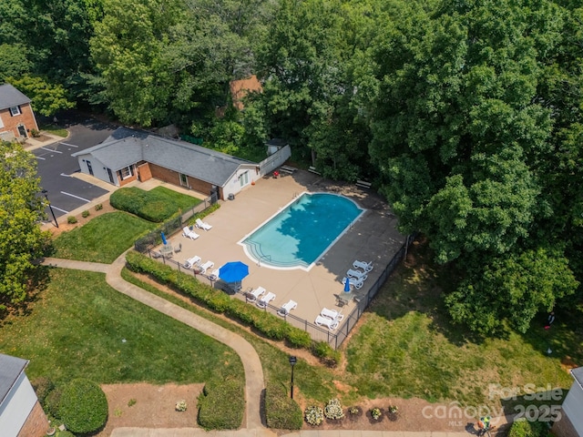 5927 Quail Hollow Rd Unit H, Charlotte, NC 28210 - bird's eye view of a pool area