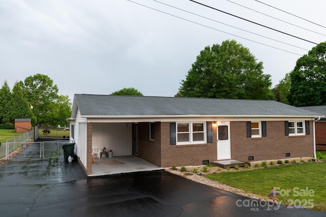 ranch-style home with brick siding, driveway, a gate, and crawl space