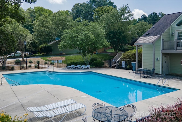 9006 Four Mile Creek Rd, Charlotte, NC 28277 - community pool featuring a patio area and stairway