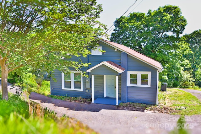 102 Lake Dr, Hickory, NC 28601 - view of front of house featuring central air condition unit